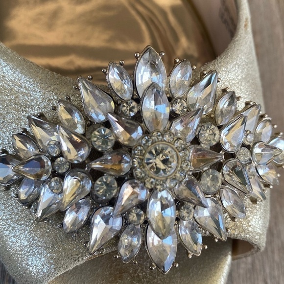 Badgley Mischka Taft Metallic Leather Rhinestone Open Toe Flat Size 8 Platino - Picture 16 of 16